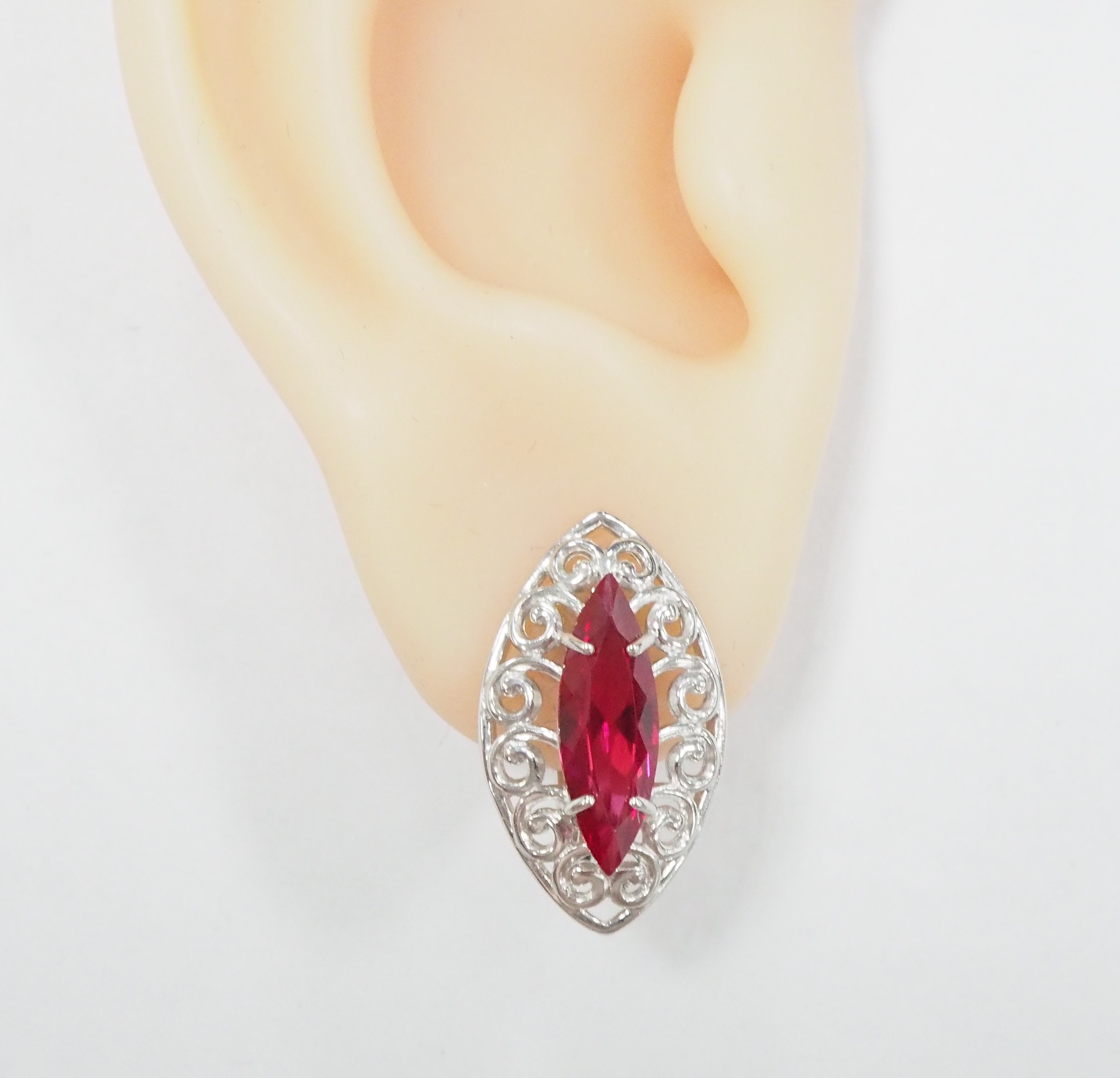 Серебряные серьги 925 пробы; вставки 2 Корунд синт. красный;